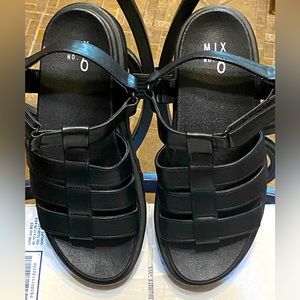 ❤️Black pleather black strappy sandals ❤️